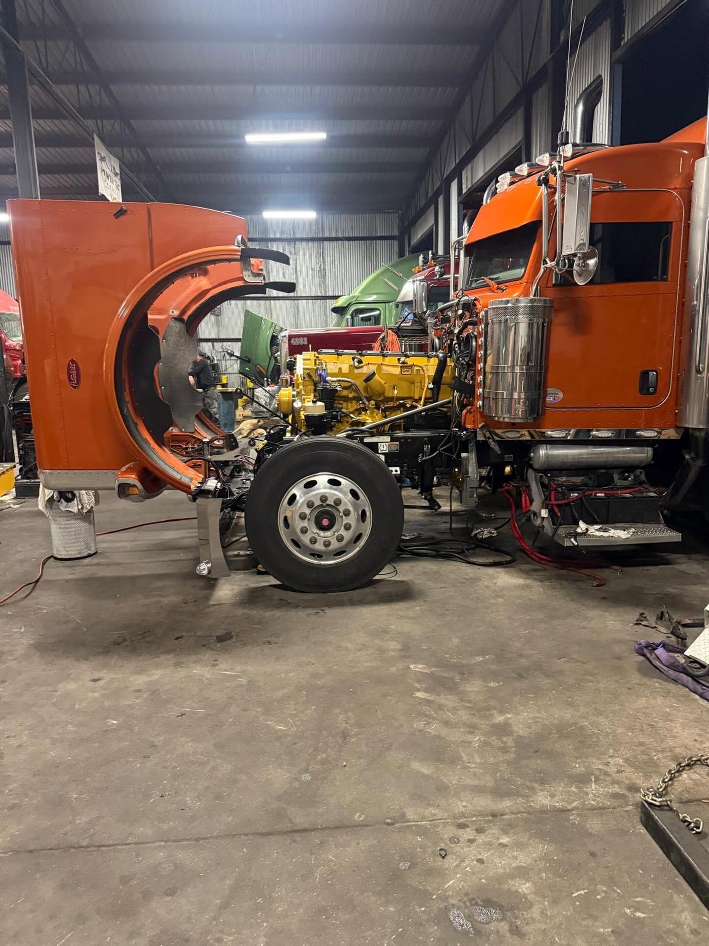 Reconstrucción de motor CAT en el taller de Power Truck Services LLC